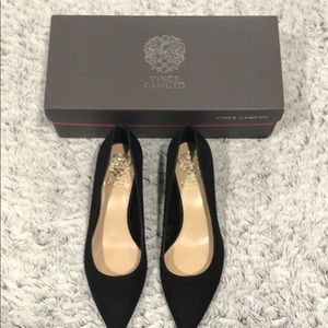 NWT VINCE CAMUTO SUEDE HEELS